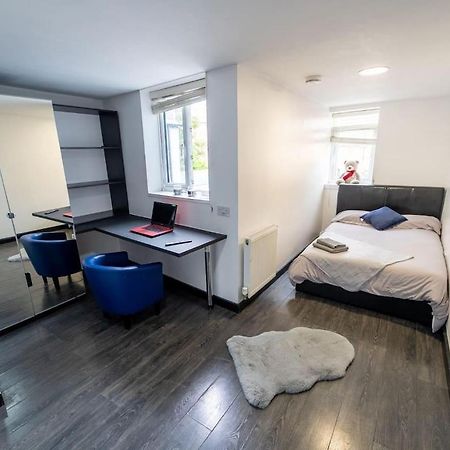 Studio Close To Selly Oak Train Station Birmingham Bagian luar foto